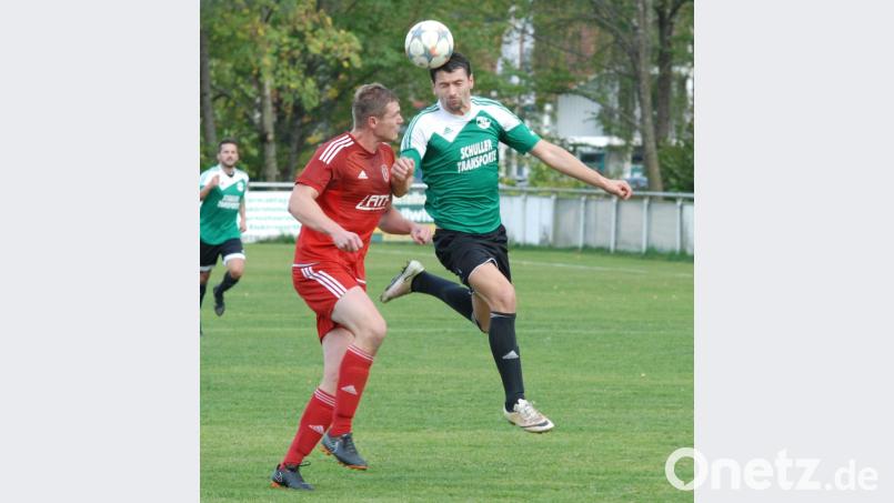 Der Plößberger Torschütze Peter Tretter (rechts) behauptet sich im Kopfballduell gegen Simon Speckner vom SC Kirchenthumbach. Aus: SV Plößberg – SC Kirchenthumbach 4:1. Bild: gb