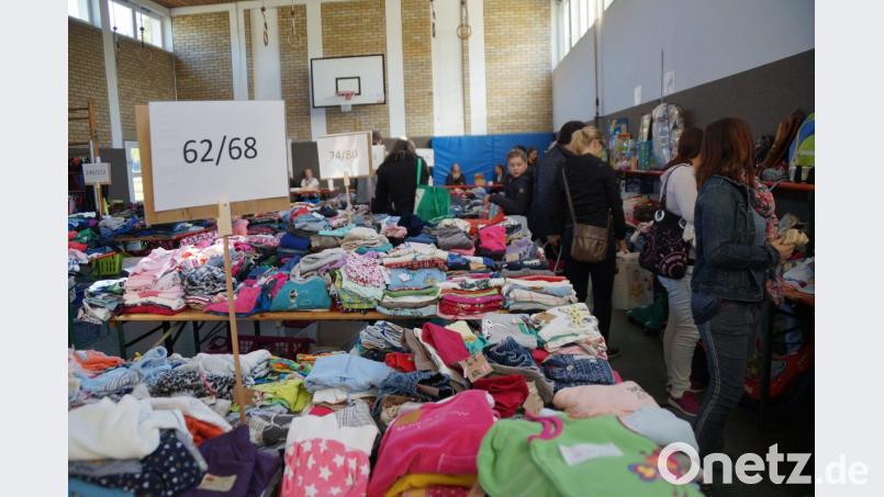Eine Riesenauswahl an gebrauchter Kinderkleidung war übersichtlich in der Turnhalle angeordnet. Beim Baby-Basar der Mutter-Kind-Gruppe war manches Schnäppchen zu machen. Bild: weu