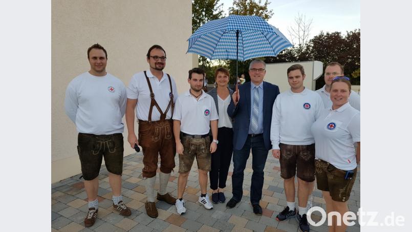 Die Wasserwacht hat für ihr 50-jähriges Jubiläum im kommenden Jahr nun mit der BRK-Bereitschaft Pfreimd-Nabburg einen Patenverein und mit Bürgermeister Richard Tischler einen Schirmherrn. Von links nach rechts: Bereitschaftsleiter Stefan Schottenheim, Wasserwachtsvorsitzender Wolfgang Lotter, Dennis Ponnath, Evi Tischler, Bürgermeister Richard Tischler, Tobias Raß, Sebastian Hofmann, Stephanie Eichinger Bild: hir