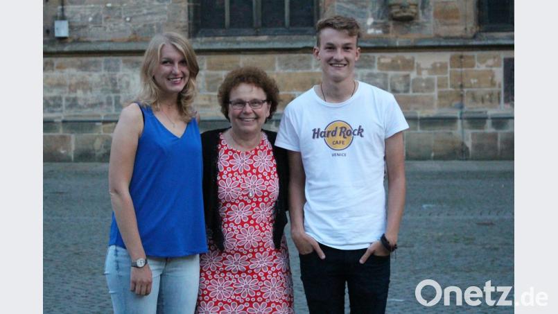 Christina und Peter Netta erzählen ihrer Tante Bürgermeisterin Brigitte Netta alles über ihre spannende Traumpfad-Wanderung. Bild: Dagmar Williamson