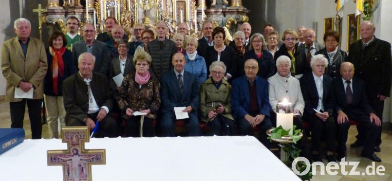 Zum Dankgottesdienst in die Pfarrkirche kamen 17 Ehejubilare, die Pfarrer Martin Besold (Dritter von links) auch einzeln segnete. Bild: njn