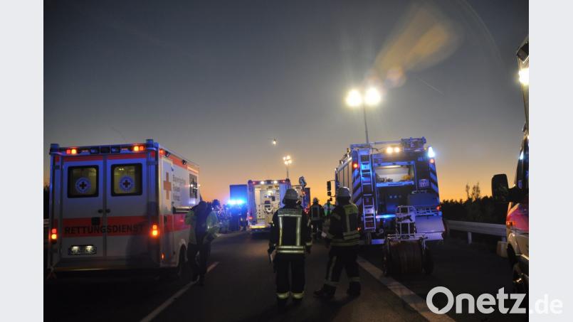 Die tiefstehende Sonne war nach Angaben des Unfallverursachers schuld an dem schweren Verkehrsunfall auf der Autobahn. Mit voller Wucht krachte der VW in den Skoda. Die 56-jährige tschechische Staatsbürgerin wurde dabei lebensgefährlich verletzt. Zwei LKW-Fahrer leisteten professionelle Hilfe und bewahrten sie vor dem Erstickungstod. Bild: [dob] (hup)