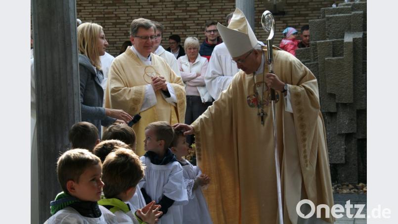 Vor dem Pontifikalgottesdienst begrüßte eine Abordnung des Kinderhauses Sankt Sebastian Bischof Rudolf Voderholzer mit einem Lied. Bild: fpoz