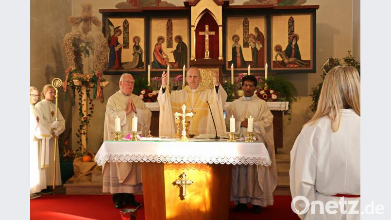 Weihbischof Reinhard Pappenberger (mitte) zelebrierte mit Pfarrer Joseph (rechts) und Ruhestandspriester Siegfried Wölfel (links) die große Dankfeier. Bild: bsc