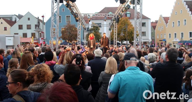 Riesengroß war der Andrang am Samstag bei der Modenschau am Schwandorfer Marktplatz. Bild: Hirsch