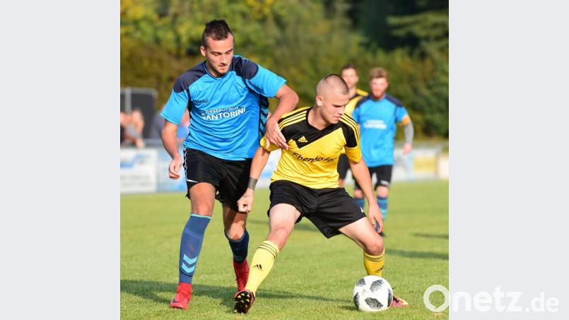 Hiergeblieben: Tirschenreuths Daniel Lauterbach (links) bremst Daniel Weber vom SV Poppenreuth ein. Bild: Schrems