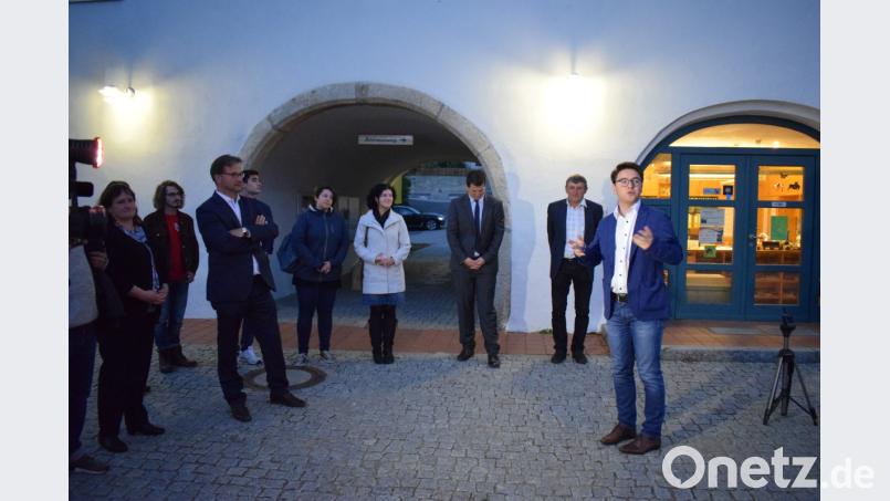 SPD-Landtagskandidat Peter Wein (rechts) begrüßte die Gäste auf der Burg Trausnitz. Bild: bnr