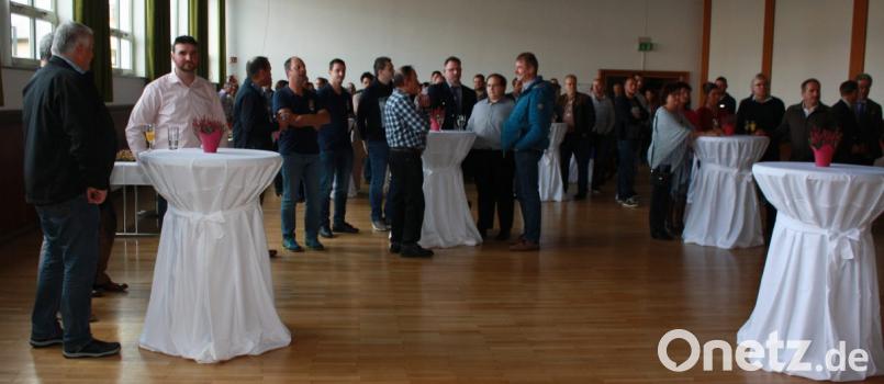 Mit dem Erntedankempfang würdigt die Gemeinde im Kultursaal das große Engagement vieler Plößberger Bürger. Bild: lk