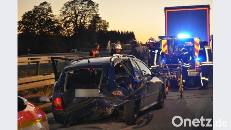 Die tiefstehende Sonne war nach Angaben des Unfallverursachers schuld an dem schweren Verkehrsunfall auf der Autobahn. Mit voller Wucht krachte der VW in den Skoda. Die 56-jährige tschechische Staatsbürgerin wurde dabei lebensgefährlich verletzt. Zwei LKW-Fahrer leisteten professionelle Hilfe und bewahrten sie vor dem Erstickungstod. Bild: dob
