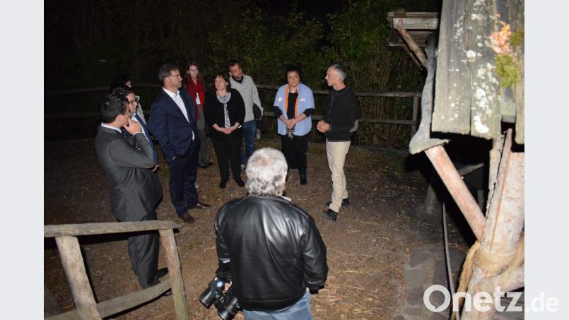 Umweltpädagoge Markus Auburger (rechts) und die Herbergsleiterin Brigtte Ferner (Zweite von rechts) stellten den Gästen die verschiedenen Umweltaktivitäten vor. Bild: bnr