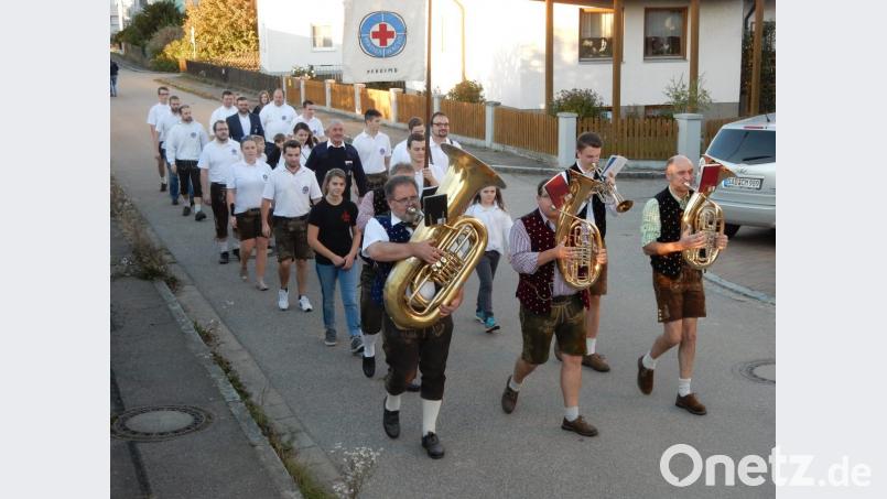 Angeführt von der Stadtkapelle Pfreimd machte sich die Wasserwacht Pfreimd auf die Suche nach einem Patenverein und einen Schirmherrn für ihr 50-jähriges Jubiläum. Bild: hir