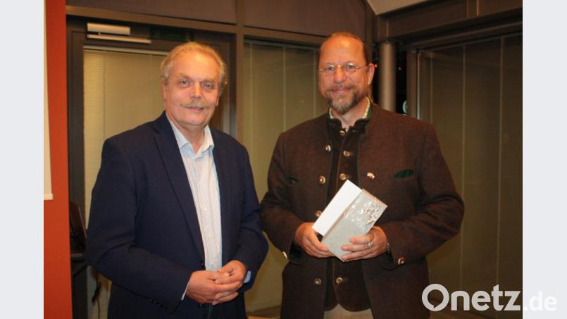 Dr. Ludwig Schießl bedankte sich mit einem Eisenbarth-Elixier beim wissenschaftlichen Leiter des Bärnauer Geschichtsparks, Stefan Wolters. Bild: lg