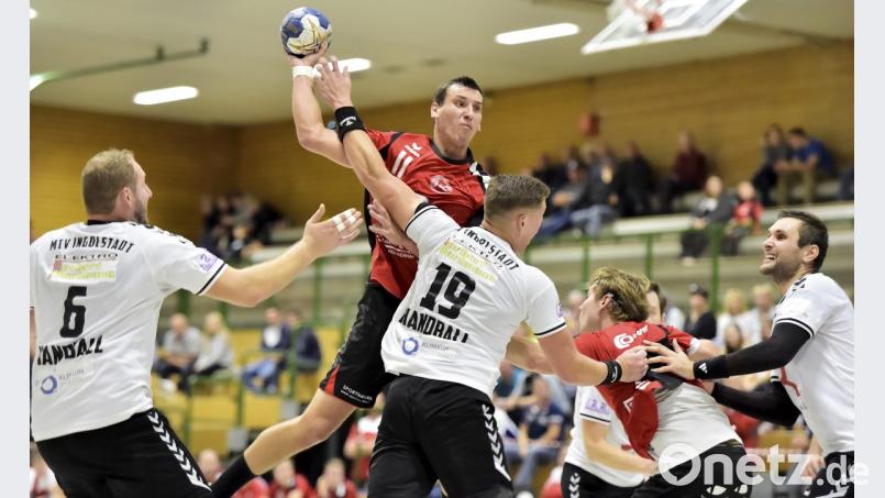 Trotz Behinderung durch den Ingolstädter Martin Broz (Mitte vorne) kann der Sulzbacher Neuzugang Martin Kobylan (Mitte hinten) den Torwurf platzieren Bild: Hubert Ziegler