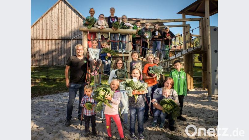 Stolz präsentieren die Nachwuchsgartler, zusammen mit dem Vorsitzenden Erich Juraske (links im Bild), ihr gezüchtetes Spitzkraut. Bild: tkr