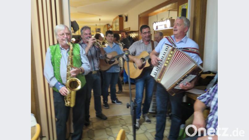 Bei dem Liebeslied „Mitsou mein ganzes Glück bist du“ bildeten Willi Prechtl, Franz-Josef Bauer, Sandro Weber, Helmut Zehfuß, Werner Meier und Thomas Fritsch (von links) spontan ein harmonisches Quintett. Bild: jzk