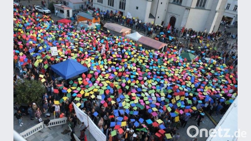 4000 Menschen gehen in Regensburg gegen Hass und Hetze auf die Straße. Bild: Michael Bothner