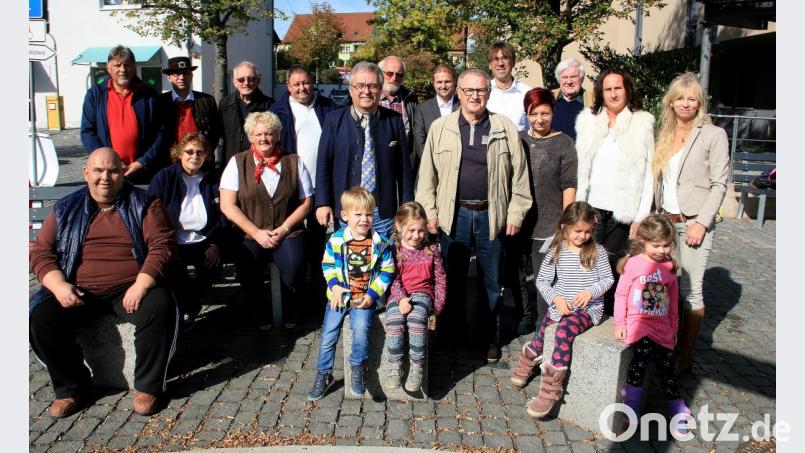 Im August feierte Bürgermeister Toni Dutz (Bildmitte) seinen 60. Geburtstag. Über die Spendengelder freuten sich eine von ihm getroffene Auswahl Wiesauer Vereine, bzw die beiden Kindergärten und das Berufliche Schulzentrum. Mit auf dem Bild auch 2. Bürgermeister Fritz Holm (rechts neben Toni Dutz). Bild: wro