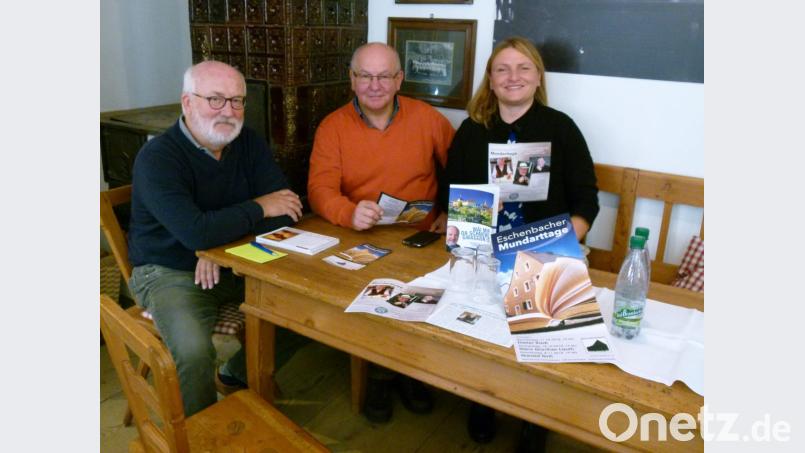 Karlheinz Keck, Eckhard Bodner und Angelika Denk werben für die Eschenbacher Mundarttage Bild: rn