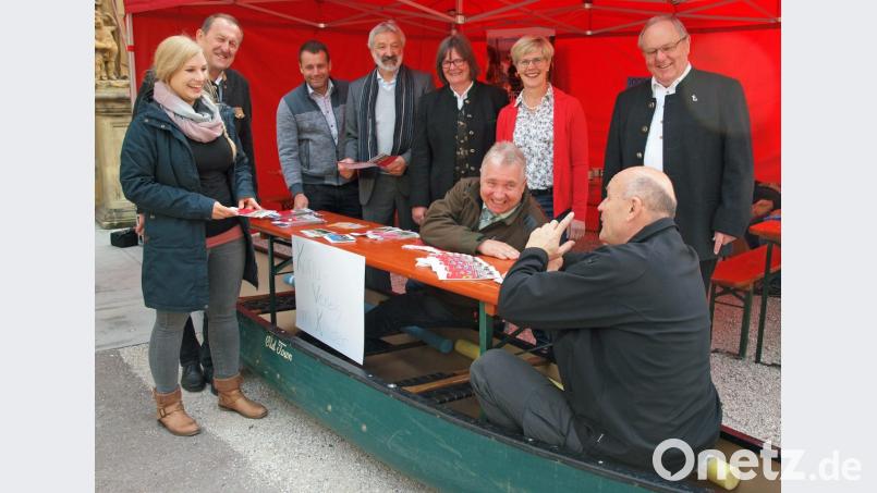 Am Stand der Umweltstation des Klosters ließen sich von deren Leiterin Melanie Hahn (links) und Verwaltungsleiter Jürgen Zach (im Boot sitzend) Klosterdirektor Pater Christian Liebenstein, Bürgermeister Markus Dollacker (über den Tisch gebeugt), Barbara Hernes, Projektleiterin Seniorenmosaik, Isabel Lautenschlager, Geschäftsführerin Naturpark Hirschwald, Schirmherr Manfred Lehner, SPD-Kreisvorsitzender Uwe Bergmann und Bezirksrat Richard Gaßner (von rechts) informieren. Bild: sön