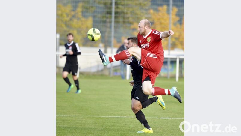 Der Hahnbacher Innenverteidiger Patrick Geilersdörfer (vorne), hier im Zweikampf mit Inter-Torjäger David Kubik (hinten), wurde in der 30. Minute eingewechselt und traf schon sieben Minuten später zum 2:0. Bild: Hubert Ziegler