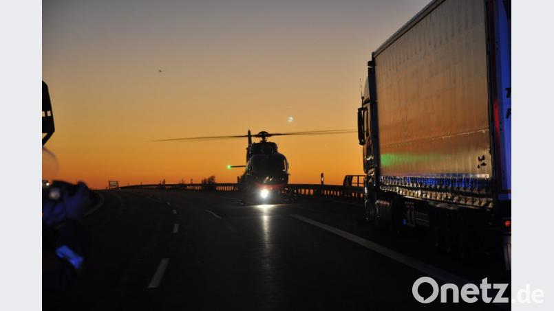 Der Intensivhubschrauber Christoph Regensburg landete direkt auf der Autobahn und flog die Tschechin in die Uniklinik nach Regensburg. Bild: dob
