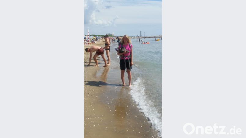 Die Wanderstiefel noch in der Hand: Christina Netta steht an der Adriaküste kurz vor Venedig endlich im Meer. Bild: exb