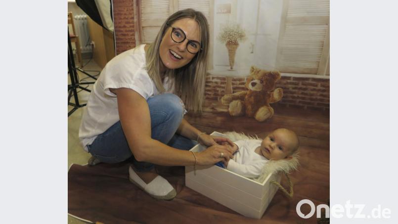 Mutter Andrea strahlt, und der kleine Bastian ist zufrieden. "Ich hätte nicht gedacht, dass das mit dem Stillen so gut klappt", freut sich die Mama. Bild: Hirsch