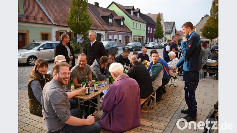 Neben Landtagdirektkandidat Harald Schwartz nehmen auch die Listenkandiaten Thomas Bärthlein, (Landtag) und Henner Wasmuth (Bezirkstag) am Feierabendseidl teil. Für kommunalpolitische Angelegenheiten stehen neben Bürgermeister Josef Reindl nahezu alle CSU Stadträte parat. Bild: nag
