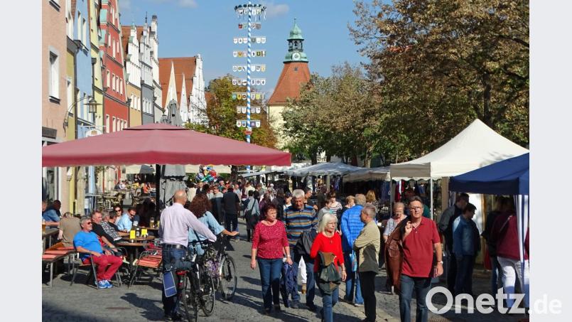 Beides war möglich: Schlendern auf dem Michaelimarkt und sitzen im Straßencafé im Freien. Bild: Dobmeier