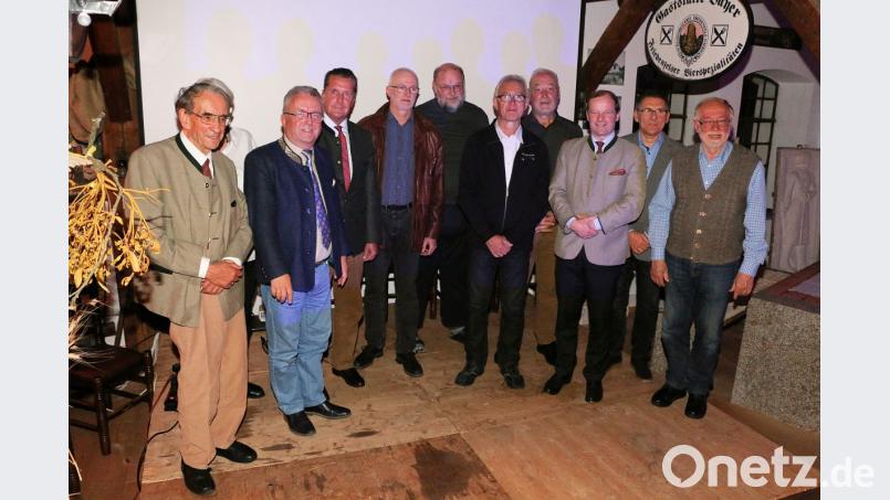 Über die Veröffentlichung einer außerordentlichen Dokumentation über die Burgruine und Herrschaft Weißenstein, freuten sich (von links) Baron Dr. Hartmann von Bechtolsheim, Bezirksrat und Bürgermeister Toni Dutz, Eberhard Freiherr von Gemmingen-Hornberg, Autor Christian Sedell, Heimatforscher Harald Stark, Buchmacher Franz Hoffmann, Steinwaldia-Vorsitzender Norbert Reger, Baron von Moreau und die Bürgermeister Oskar Schuster und Herbert Bauer. Bild: bsc