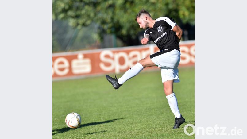 Timo Hirmer erzielte per Foulelfmeter das 1:0 für die SpVgg Schirmitz. Bild: Alfred Schwarzmeier