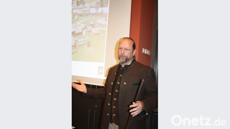 Interessante Details über Bauweise und Funktion mittelalterlicher Gebäude stellte der Archäologe Stefan Wolters auf unterhaltsame Weise vor. Bild: lg