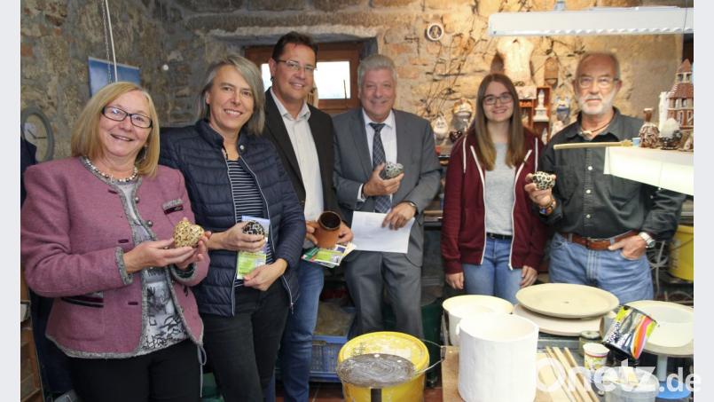 Gespräche über die Zukunft der Kulturwerkstatt Kalmreuth gibt es auch in der Töpferwerkstatt. Bei Rita Rosner, Irene Fritz, Oliver Mutterer, Bürgermeister Günter Stich, Julia Schmidt und Werner Fritz (von links) geht es um wichtige Themen. Bild: nm