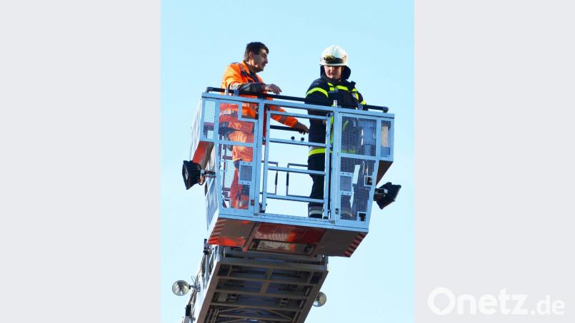 Die Feuerwehr rückt bei der Übung mit einer Drehleiter an. Bild: ü
