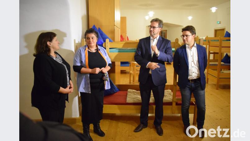 Beim Rundgang durch die Jugendherberge zeigte Brigitte Ferner (Zweite von links) den Gästen – Bundestagsabgeordnete Marianne Schieder (links), Staatssekretär Florian Pronold (Zweiter von rechts) und Landtagskandidat Peter Wein (rechts) – die Unterkünfte. Bild: bnr