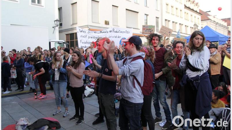 Über 4000 Regensburger demonstrieren am Samstagnachmittag für Toleranz und Vielfalt. Bild: Michael Bothner
