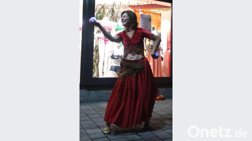 Tausend-und-eine-Nacht in der Breite Straße. Dort trat eine orientalische Tanzgruppe auf. Bild: Hirsch