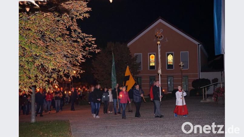 Begleitet von Kerzen und Fackeln wurde das Allerheiligste bei der Lichterprozession durch die mit Fensterbildern geschmückten Straßen getragen Bild: nib