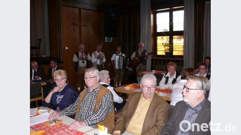 Von links Kreisvorsitzende Rosemarie Selch, Friedolin Gans, Siegfried Achatz und Ludwig Spreitzer. Im Hintergrund Falkenberger Zoiglmusikanten. Bild: kgg