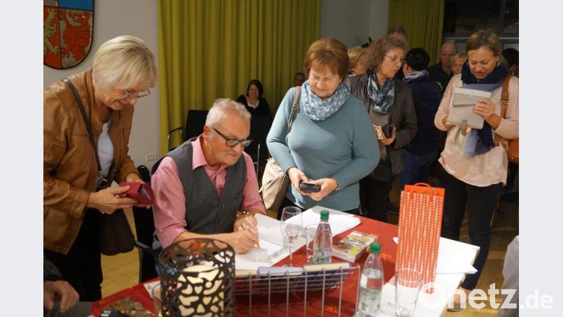 Großer Andrang nach der Buchpräsentation bei Autor Thomas Bäumler. Der Altenstädter musste zahlreiche Ausgaben von "Kain. Abel. Obepfalz." signieren. Bild: du