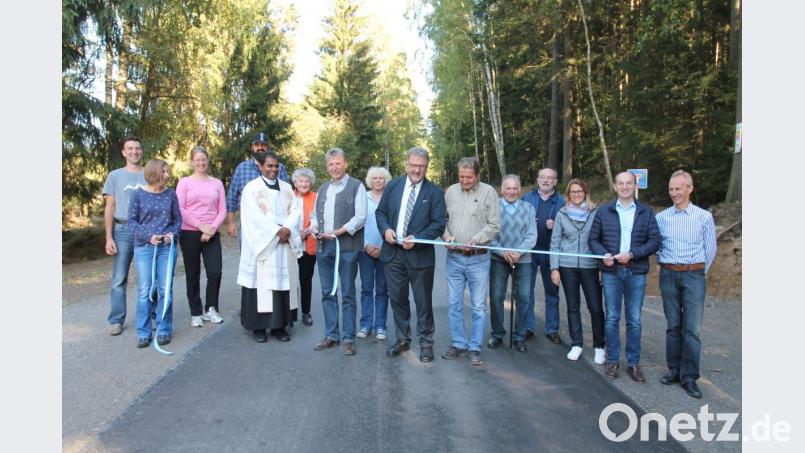 "Freie Fahrt", sagt Bürgermeister Johann Maurer (Mitte, mit Krawatte), nachdem er mit Werner Ertl und Werner Kumschier (von links) das Band durchschnitten hatte. Bild: pi
