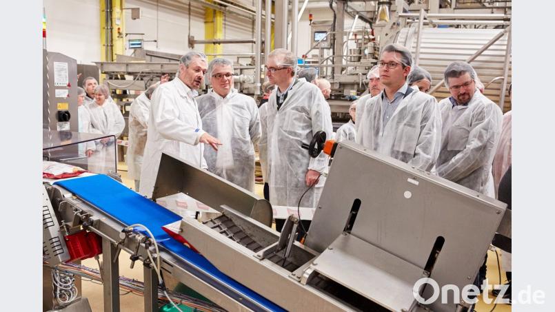 Das Jubiläum "50 Jahre Chipsfabrik Neunburg" gab Anlass zu einer Führung durch das Unternehmen: Dabei weihte (vorne, von links) Werkleiter Michael Holtschulze Bürgermeister Martin Birner, MdL Alexander Flierl sowie die Stadträte Thomas Albang und Alexander Trinkmann in die Produktion ein. Bild: Jeschenko MedienAgentur