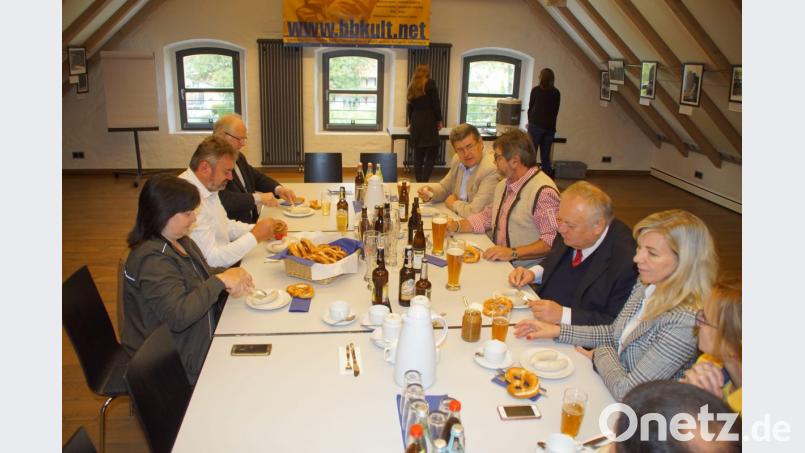 Gerne nahmen die Teilnehmer die Einladung zum Weißwurstfrühstück im CeBB an. Bild: mmj