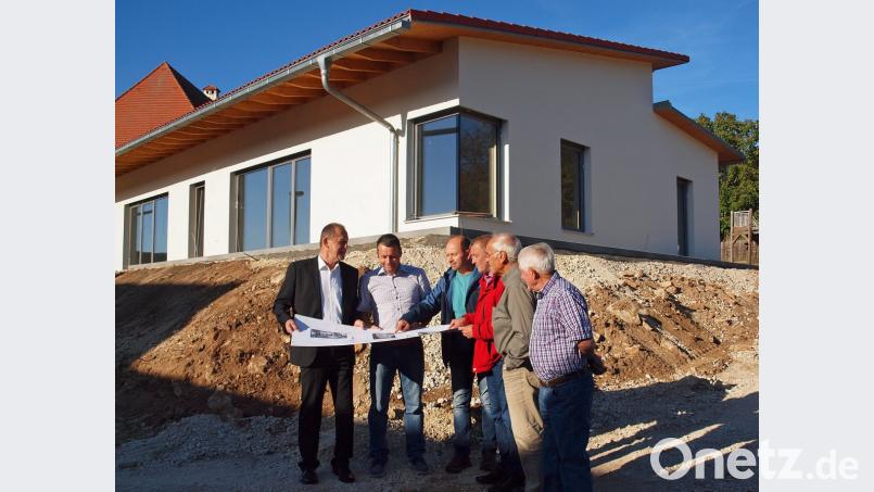 Vor der Kindertagesstätte erläuterte SPD-Ortsvorsitzender Hans Ram (Dritter von links) Einzelheiten zum Bau für Bezirksrat Richard Gaßner, SPD-Landtagskandidat Uwe Bergmann. Am Gespräch nahmen die Gemeinderäte Werner Scharl und Augustin Berschneider sowie SPD-Urgestein Michael Scharl teil. Bild: sön