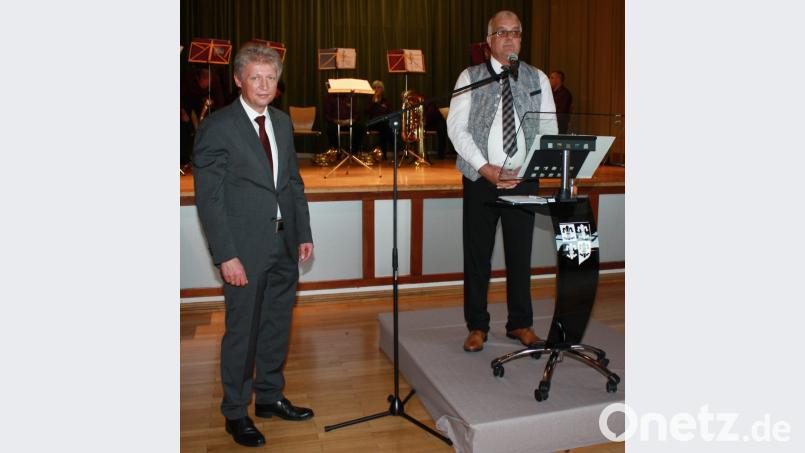 Bürgermeister Wolfgang Wild aus Berngau bei der Vorstellung seiner Gemeinde, links daneben Plößbergs Bürgermeister Lothar Müller. Bild: lk