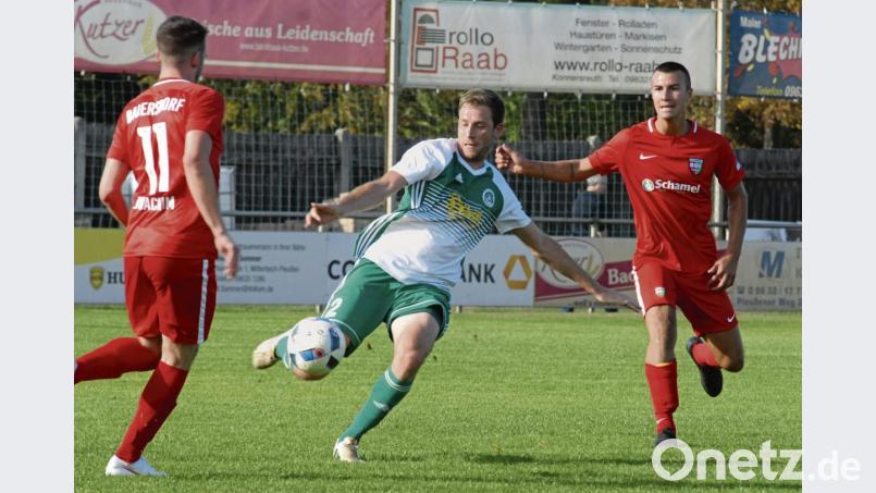 Der SV Mitterteich feierte am Samstag einen glanzlosen 1:0-Erfolg gegen den Baiersdorfer SV. Hier klärt SVM-Abwehrspieler Martin Bächer (grünes Trikot) vor Marco Joachim (links), rechts der Baiersdorfer Kenan Ramic. Bild: gb