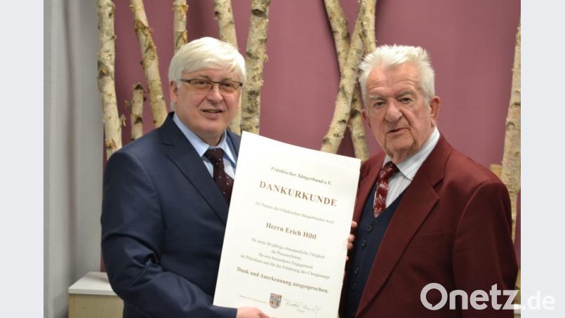 Friedhelm Brusniak, Uniprofessor in Würzburg und neuer Sängerpräsident, übergibt die große Urkunde an Erich Hiltl (rechts). Bild: exb