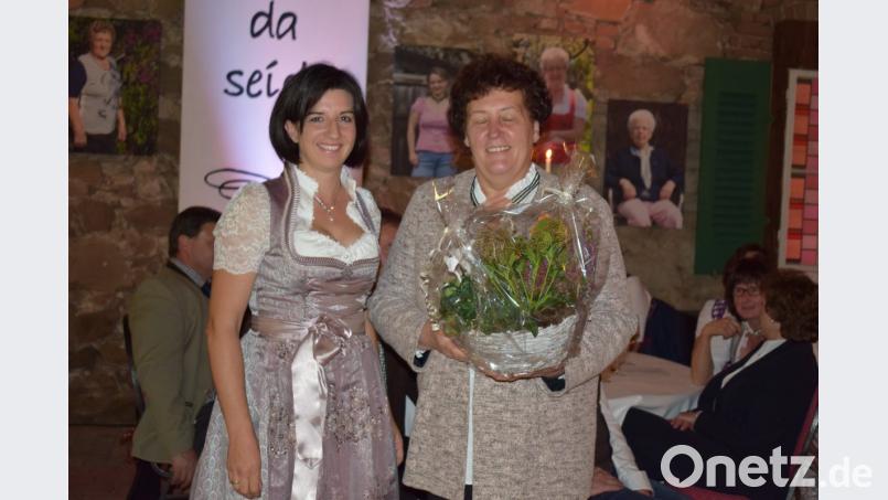 Die Kreisbäuerin Sabine Schindler (links) gratulierte ihrer Vorgängerin Barbara Hanuer (rechts) zum Geburtstag. Bild: bnr