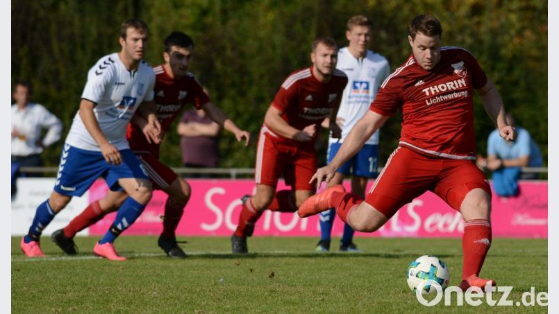 Bastian Lobinger (rechts) verschießt einen Elfmeter. Die SpVgg Pfreimd verlor gegen den TSV Bad Abbach zu Hause mit 2:4. Bild: ham
