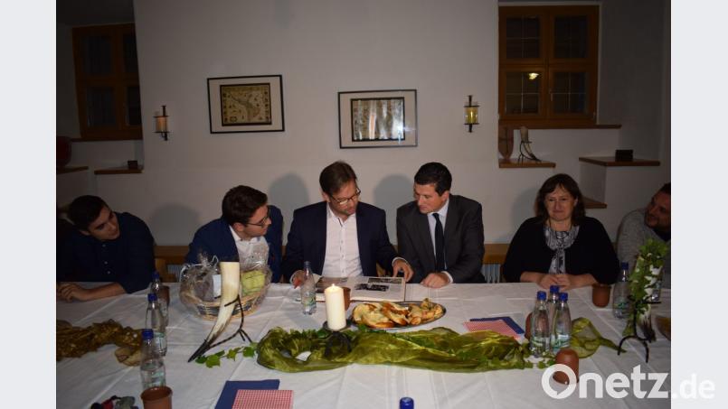 Natürlich durfte der Eintrag ins Besucherbuch der Gemeinde nicht fehlen (von links): SPD-Landtagskandidat Peter Wein, Staatssekretär Florian Pronold, Bürgermeister Martin Schwandner und Bundestagsabgeordnete Marianne Schieder. Bild: bnr